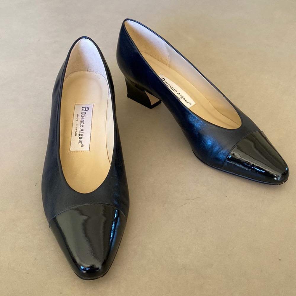 Navy leather pump with patent leather detailing